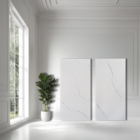 Moderne weiße Fliesen in Marmoroptik, großformatig und elegant in hellem Interieur inszeniert